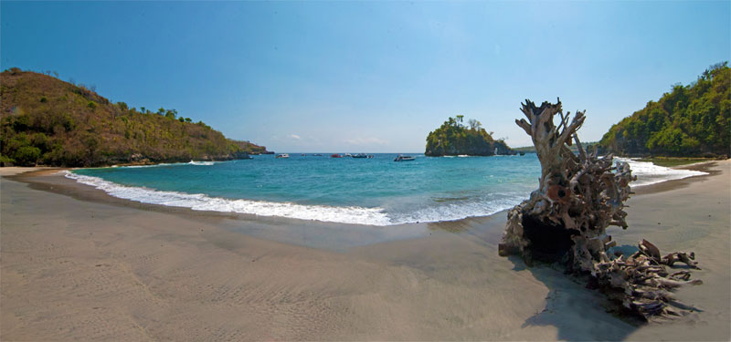 Crystal Bay Beach in Bali